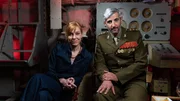 Eva Schulz und Michel Abdollahi (von links nach rechts) sitzen nebeneinander in einem U-Boot.