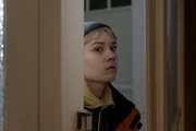 Charlie (Lea Drinda) kümmert sich um eine der vielen Baustellen: Fabias Auto.