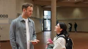 Psychologe Leon Windscheid spricht mit einer Studentin über das Thema "Smart Drugs".