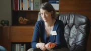 Therapeutin Frau Jacobsen (Minna Wündrich) bittet Ronnie mit Hilfe einer Kordel ihren Hüftumfang auf den Boden zu legen, so wie sie sich ihn vorstellt. Entspricht Ronnies Vorstellung der Realität?