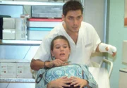 Felix (Thorsten Grasshoff) hat Alina (Alissa Jung) als Geisel genommen.