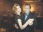Prof. Simoni (Dieter Bellmann) geht mit Oberschwester Ingrid (Jutta Kammann) nach dem Konzert aus.