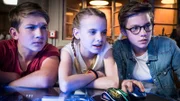 Johannes (Luke Matt Röntgen), Alice (Emilia Flint) und Benny (Ruben Storck) finden im Internet wichtige Informationen über die mafiösen Methoden von Toilettenbetreibern.