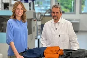 Reporterin Hendrike Brenninkmeyer will vom Textil-Experten Dr. Thomas Stegmaier wissen, was eine gute Regenjacke ausmacht. Und die Erkenntnisse sind überraschend