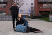 Bei einer Verfolgungsjagd wird Goldkey (Gilles Vandeweerd, M.) schwer verletzt. Billie Vebber (Constance Gay, r.) und Samuel Leroy (Patrick Ridremont, l.) sind sofort am Unfallort und holen Hilfe für Goldkey.