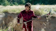 Im Traum: Samuel Zweifler (Aaron Altaras) schaufelt sein eigenes Grab; hr-fernsehen DIE ZWEIFLERS (5), Fernsehserie, Deutschland 2024, am Samstag (19.10.24) um 20:15 Uhr.
