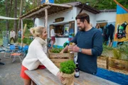 Sarah (Susan Sideroupolos) rettet Leon (Daniel Fehlow) vor Conny und seinen beiden Surf-Flirts. Aus einer Ausrede wird ein Date und Leon lässt sich erfreut auf eine Inselführung ein.