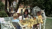 Die Anordnung der Mutter Öllegard Wellton) , Tommy (Pär Sundberg, l.) und Annika (Maria Persson, r.) müssten den ganzen Tag im Garten arbeiten, bringt die beiden dazu, auszureißen.