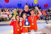 Eine tolle Leistung: Das rote Rateteam aus Athen/Griechenland darf siegreich den begehrten Piet-Flosse-Pokal in den Händen halten!
