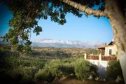 Das verschlafene, romantische Bergdorf Douliana thront oben auf einem Hügel auf der Insel Kreta.