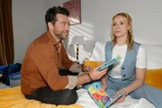 Zoe (Lara Dandelion Seibert) ist gerührt von Carlos' (Patrick Fernandez) Wärme.