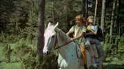 Pippi Langstrumpfs (Inger Nilsson, l.) Pferd, der "Kleine Onkel", ist für die drei Ausreißer das erste Transportmittel auf der Walz.