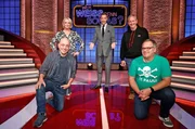 Moderator Kai Pflaume (M.) und seine Rateteam-Kapitäne Bernhard Hoëcker (l.) und Elton (r.) begrüßen in dieser Sendung die Fernsehmoderatorin Ulla Kock am Brink (2.v.l.) und den Fernsehmoderator Fritz Egner (2.v.r.).