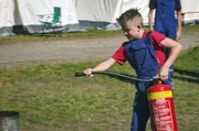 Wasser marsch. Nach wochenlanger Hitze herrscht auch im Südsee-Camp akute Waldbrandgefahr. Die Jugendfeuerwehr aus Dassel übt deshalb in ihrem Sommerlager im Südsee-Camp den Umgang mit dem Feuerlöscher.