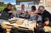 Kaffeeduft am Dachzelt. Damit weckt René seine Frau Katja. Und lockt gleich noch den Nachbarn an. Peter hat sich einen Smoker zum Räuchern seiner Lammkoteletts gekauft. Jetzt sucht er den Rat von Expeditionskoch René. Der ist sofort in seinem Element.