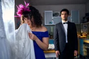 Jackie (Nagmeh Alaei, l.) überlegt, wie sie einen Fleck von Svenjas Brautkleid entfernen kann, den Yannik (Rojan Juan Barani, r.) verursacht hat.