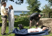 Auf einem Bauernhof finden Dreharbeiten zur Sendung "Ich mach dir den Hof" statt. Diese werden jäh unterbrochen als die Leiche von Tamara Glinski (Theresa Lochner, liegend), eine der drei Kandidatinnen, in einem Heuhaufen auftaucht. Von links: Franz Hubert (Christian Tramitz), Dr. Anja Licht (Karin Thaler) und Johannes Staller (Helmfried von Lüttichau). Auf einem Bauernhof finden Dreharbeiten zur Sendung "Ich mach dir den Hof" statt. Diese werden jäh unterbrochen als die Leiche von Tamara Glinski (Theresa Lochner, liegend), eine der drei Kandidatinnen, in einem Heuhaufen auftaucht. Von links: Franz Hubert (Christian Tramitz), Dr. Anja Licht (Karin Thaler) und Johannes Staller (Helmfried von Lüttichau).