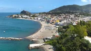 Einer der größten Strände von Ischia: Der „Spiaggia di San Pietro“ liegt direkt am Hafen von Ischia und ist auch bei den Einheimischen sehr beliebt.