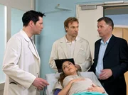 Als Dr. Martin Stein (Bernhard Bettermann, 2. von rechts) und Dr. Roland Heilmann (Thomas Rühmann, rechts) mit Arzu (Arzu Bazman, liegend) aus dem Schockraum kommen, fragt Dr. Philipp Brentano (Thomas Koch), was überhaupt passiert ist. Als er erfährt, dass Dr. Heilmann den Wagen gefahren ist, gibt er ihm die Schuld an dem Unfall.