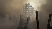 Ausschnitt des World Trade Centers auf einem Pfahl im Gegenlicht durch Staub. (Etienne Sauret)