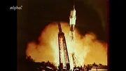 Sigmund Jähn war als erster Deutscher im All - als Kosmonaut, denn er flog für die DDR mit den Sowjets zum kosmischen Laboratorium Saljut 6. 1982 berichtet er im Film "Der Weg zu den Sternen" über außergewöhnliche Situationen während den Weltraummissionen.