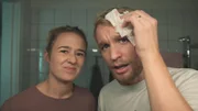 Hilma (Alba August) und Ola (Björn Gustafsson) begutachten Olas Verletzung.