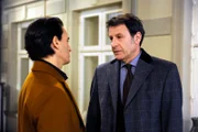 ARD ROTE ROSEN FOLGE 1525, am Dienstag um 14:10 Uhr im ERSTEN. Gunter (Hermann Toelcke, r.) legt Lorenzo (Cuco Wallraff, l.) nahe, das Hotel zu verlassen und bringt ihn damit gegen sich und Benita auf.