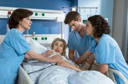 Badri (Brigitte Karner, M.) traut Ben (Philipp Danne, 2.v.r.) nicht. Leyla (Sanam Afrashteh, r.) und Dr. Patzelt (Marijam Agischewa, l.) haben alle Hände voll zu tun, Badri zu beruhigen.