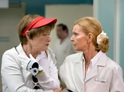 Waltraud Mansfeld (Gertie Honeck, links) wird mit einer schmerzenden Schulter in die Sachsenklinik eingeliefert. Oberschwester Ingrid (Jutta Kammann) und Prof. Simoni kennen die verwitwete Frau vom Golfplatz.