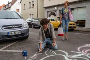 Zerrissen von Trauer und Wut: Bei einem Notfalleinsatz in einem Wohngebiet wird der Rettungswagen von einem Anwohner zugeparkt. Weil die Patientin zu spät im Krankenhaus versorgt werden kann, verstirbt sie. Der Vorfall wird im Internet publik und der Anwohner wird bis zu Morddrohungen angefeindet. Am Tag danach wird er tatsächlich erschlagen aufgefunden. Seine Ehefrau, Silke Bloch (Susi Banzhaf, r.), trifft auf Christian Fiebig (Riccardo Campione, l.), den Sohn der Patientin. Hat er sich für den Tod seiner Mutter gerächt?
