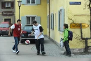 Felix ist auf dem Weg in die Schule, als er auf David und André trifft. Von links: David (Marco Michel), André (Andre Schleiernick) und Felix Kramer (Shayan Hartmann).