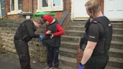 Polizeibeamte haben einen Ladendieb auf der Flucht erwischt.
