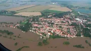 Die 2000er – das Land Brandenburg zwischen Konsolidierung und Rückschlägen. Viele Menschen leiden unter den Hartz-IV-Reformen, Prestigeprojekte wie der Lausitzring scheitern. In Nordbrandenburg gibt es Grund zum Feiern: das „Bombodrom“ wird gestoppt. Eine Chronik zum 30. Geburtstag des Landes: drei Jahrzehnte voller Aufbrüche, Höhenflüge, Niederlagen, kleiner Geschichten und großer Geschichte. - Elbe-Hochwasser.