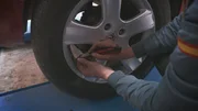 In La Línea de la Concepción untersucht die Guardia Civil ein verdächtiges Auto.
