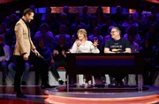 Moderator Kai Pflaume (l.) mit Rateteam-Kapitän Elton (r.) und der Schauspielerin Heike Makatsch (M.).