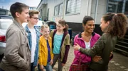 Anulika (Adisat Semenitsch, 2. von rechts) ist Dank des Einsatzes von Johannes (Luke Matt Röntgen), Benny (Ruben Storck), Alice (Emilia Flint), Mia (Marleen Quentin) und Lisha (Emma Roth) wieder frei.