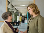 Hans Peter besteht auf die Party und ist davon überzeugt, dass alle Eingeladenen auch kommen werden. Luise Brenner (Monika Lennartz, links) versucht sogar einige Kollegen der Klinik, wie Sarah Marquardt (Alexa Maria Surholt) persönlich noch einmal einzuladen.