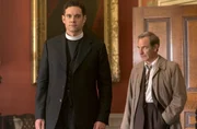 L-R: Will Davenport (Tom Brittney) und Geordie Keating (Robson Green)