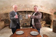 Giles (l.) und Mark  Die Verwendung des sendungsbezogenen Materials ist nur mit dem Hinweis und Verlinkung auf RTL+ gestattet.; Giles (l.) und Mark  Die Verwendung des sendungsbezogenen Materials ist nur mit dem Hinweis und Verlinkung auf RTL+ gestattet.