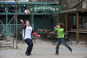 André und Felix haben viel Spaß beim Basketballspielen. Von links: André (Andre Schleiernick) und Felix Kramer (Shayan Hartmann).