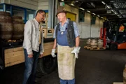 Franz Ainfachnur (Christofer v. Beau, l.) lässt sich von Bierfahrer Rudi Gruber (Hans Stadlbauer, r.) auf eine Probefahrt einladen.