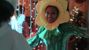 Ronnie (Zoe Magdalena) genießt die Halloweenparty in ihrem triggerfreien Blumenkostüm. Für den Moment scheint alles perfekt. Doch kurze Zeit später gerät alles aus den Fugen.