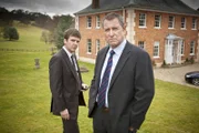 DS Ben Jones (Jason Hughes, l.) und DCI Tom Barnaby (John Nettles, r.) fragen sich, was bei den Chatthams nicht stimmt.