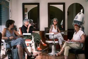 Ein Gespräch im Frisiersalon: Die Spanierinnen – unter ihnen Pilar (li.), Montserrat (2.v.l.) und Laura (re.) – verraten, wie sie Sexualaufklärung im konservativen Spanien der 60er Jahre erlebt haben.