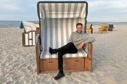 Sven Kroll am Strand im Strandkorb: Usedom – Insel der Superlative: Keine Insel in Deutschland besitzt einen längeren Strand (45 km).