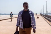Colin Sutherland (Danny Sapani) ist in Barcelona, weil er nicht glaubt, dass sein Sohn Jay Opfer eines Unfalls wurde.