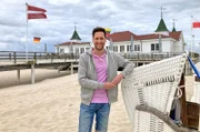 Sven Kroll vor der Seebrücke von Ahlbeck: Schon vor 100 Jahren vergnügten sich auf Usedom die Bohème Europas und der deutsche Adel; die prächtige Bäderarchitektur, hochherrschaftliche Villen und Mini-Schlösser zeugen noch immer vom Glanz der einstigen Kaiserbäder. Sven Kroll besucht die Seebrücke in Ahlbeck - neben  Heringsdorf und Bansin eines der 3 Kaiserbäder auf Usedom.