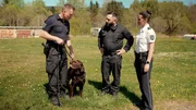 Hundeführer Nico König mit Datenträger-Spürhund Malte, der Jobtester Dr. Emkus (Markus Hanschke) und Polizeihauptkommissarin Julia Kohl, Pressesprecherin der Landespolizeiinspektion Suhl.
