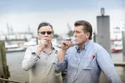 Haller (Hannes Hellmann, l.) und Hans (Bruno F. Apitz, r.) genießen einen ganz besonderen Augenblick.
