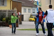 Felix freut sich sehr über die ersten Erfolgserlebnisse beim Basektball und erntet dafür von André und David Lob. Von links: Felix Kramer (Shayan Hartmann), David (Marco Michel) und André (Andre Schleiernick).